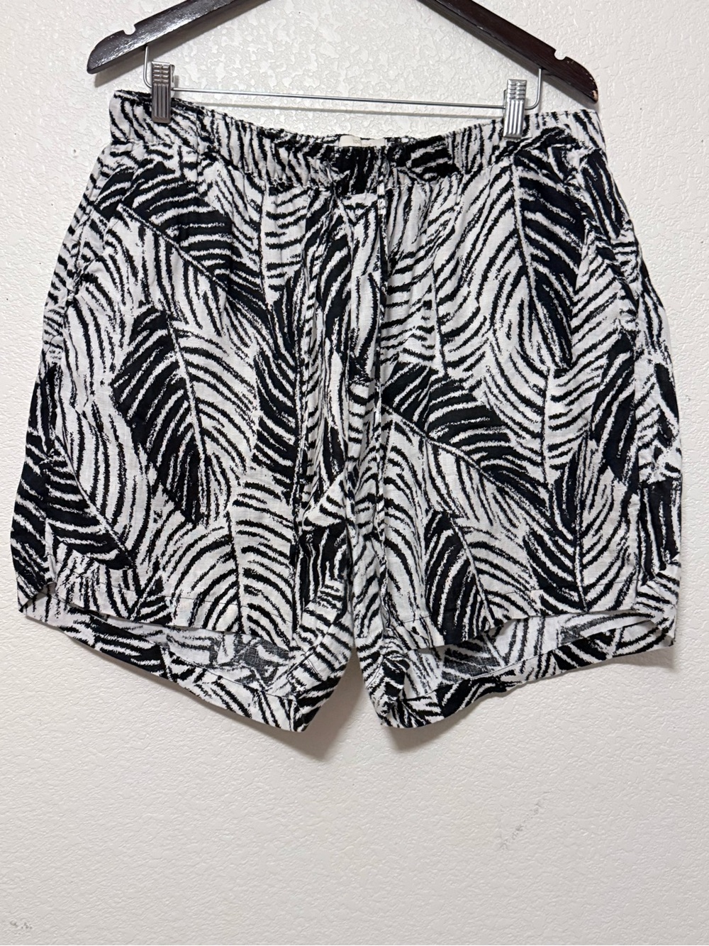 Cynthia Rowley Black & White Leaf-Print Lounge Shorts 0148